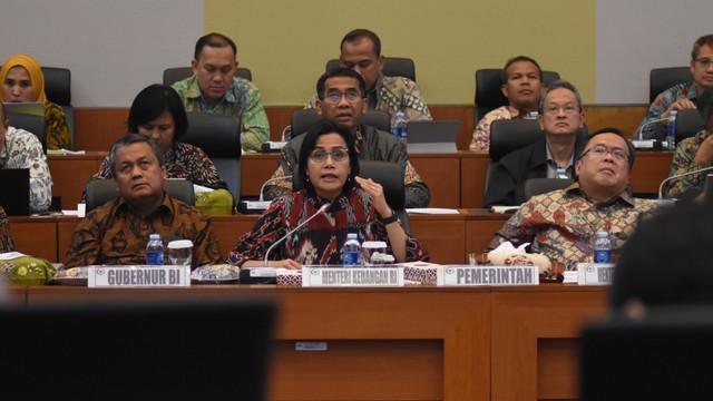 Menteri Keuangan Sri Mulyani Indrawati (tengah) didampingi Menteri PPN/Kepala Bappenas Bambang Brodjonegoro (kanan) dan Gubernur Bank Indonesia Perry Warjiyo (kiri) menyampaikan pandangannya saat mengikuti rapat kerja dengan Badan Anggaran DPR di Kompleks Parlemen, Senayan, Jakarta, Selasa (11/6/2019). Foto: ANTARA FOTO/Indrianto Eko Suwarso