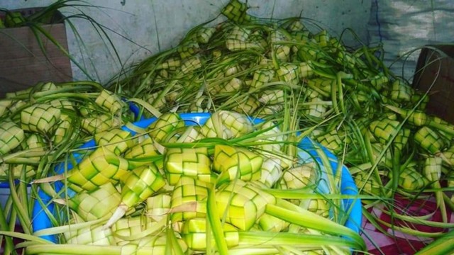 Ribuan ketupat disiapkan warga dalam menyambut Lebaran Ketupat. (Foto : Burdu/banthayoid) 