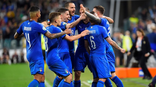 Para pemain Italia merayakan gol yang dicetak Marco Verratti ke gawang Bosnia. Foto: REUTERS/Massimo Pinca