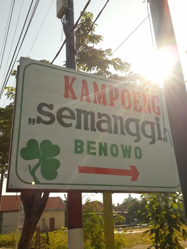 Tulisan di pintu masuk Kampoeng Semanggi - By @eattemptationsby
