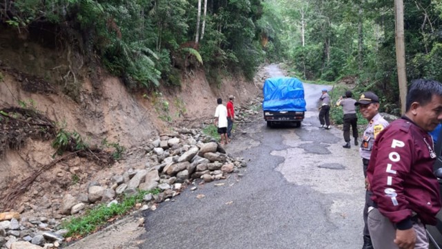 Polisi lakukan pengecekan terhadap keamanan jalan trans sulawesi di Labonu kawasan yang menghubungkan antara Kabupaten Tolitoli dan Parigi Moutong, Sulawesi Tengah. Foto: Polsek Basidondo