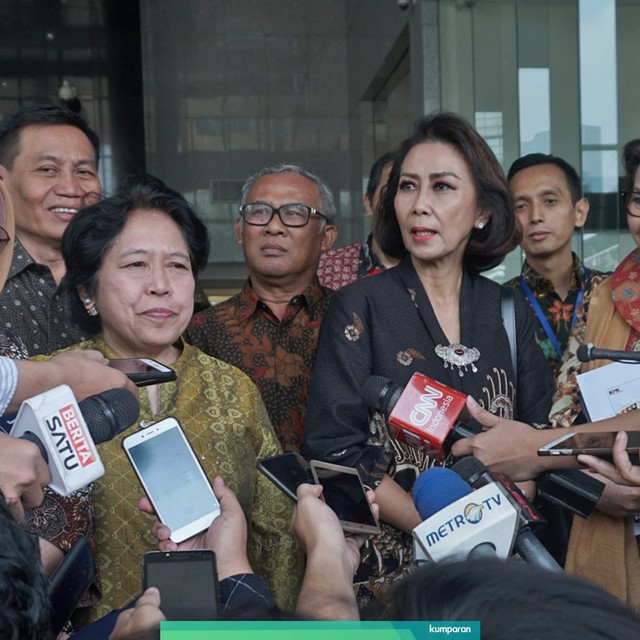 Ketua panitia seleksi (Pansel) calon pimpinan KPK, Yenti Ganarsih (dua dari kiri) memberikan keterangan pers seusai melakukan pertemuan dengan pimpinan KPK, Jakarta, Rabu (12/6) Foto: Fanny Kusumawardhani/kumparan