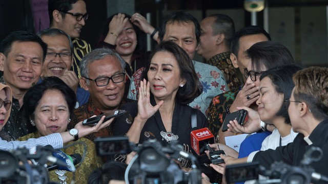 Ketua panitia seleksi (Pansel) calon pimpinan KPK, Yenti Ganarsih memberikan keterangan pers seusai melakukan pertemuan dengan pimpinan KPK, Jakarta, Rabu (12/6) Foto: Fanny Kusumawardhani/kumparan