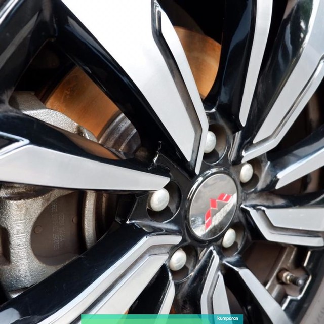 Bercak coklat mirip karat pada cakram mobil Foto: Aditya Pratama Niagara/kumparan