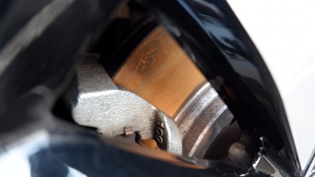 Bercak coklat mirip karat pada cakram mobil Foto: Aditya Pratama Niagara/kumparan