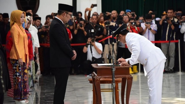 Pelantikan Eka Supria Atmaja sebagai Bupati Bekasi definitif di Gedung Sate, Bandung. (Humas Jabar)
