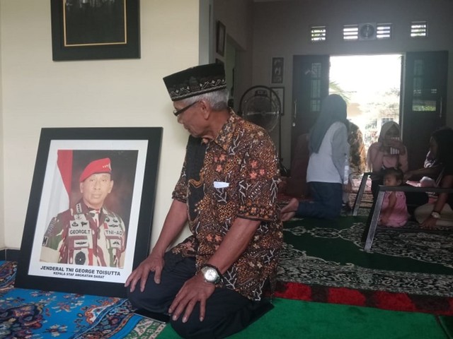  Kakak ipar almarhum, H. M Asri Syamsuddin disamping foto almarhum Jenderal (Purn) George Toisutta, saat dijumpai dirumah duka di jalan Rutan No. 80, Gunung Sari. (Foto: Makassar Indeks).