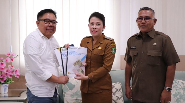 Wali Kota Singkawang Tjhai Chui Mie menyerahkan proposal pengajuan pembangunan jalan ke Badan Jalan Nasional. Foto: Dok Singkawang Media Centre
