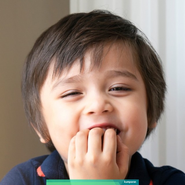 Anak menggigit kuku. Foto: Shutter Stock