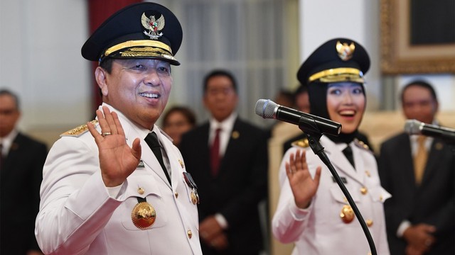 Gubernur Lampung terpilih Arinal Djunaidi dan Wakil Gubernur Lampung terpilih Chusnunia Chalim menyapa wartawan usai mengikuti pelantikan. Foto: ANTARA FOTO/Wahyu Putro A