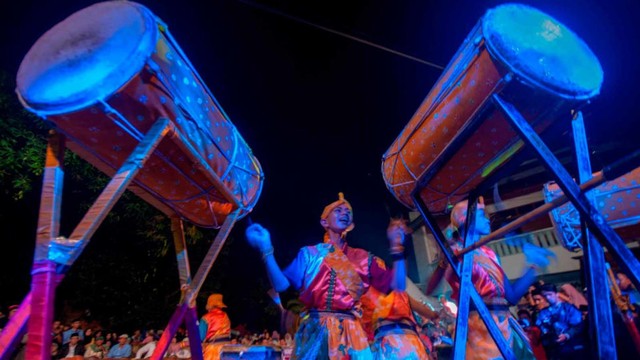 Remaja putra memukul bedug pada pembukaan Festival Kampung Baru di Palu, Sulawesi Tengah, Selasa (11/6). Foto: ANTARA FOTO/Basri Marzuki
