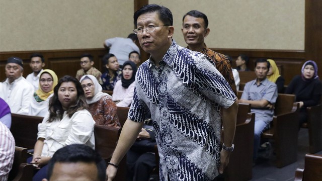 Presiden Direktur PT Grand Kartech, Kenneth Sutardja (kedua kanan) menjalani sidang perdana kasus dugaan suap kepada Direktur PT Krakatau Steel, Wisnu Kuncoro di Pengadilan Tipikor. Foto: ANTARA FOTO/Restu HF