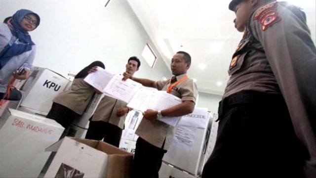 Petugas KPU membuka kotak suara Pemilu untuk diambil berkas sebagai alat bukti sengketa Pilpres di Kantor KPU, Cibinong, Kabupaten Bogor, Jawa Barat, Rabu (12/6/2019). Foto: ANTARA FOTO/Yulius Satria Wijaya