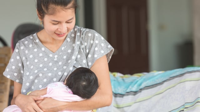 ilustrasi menyusui dengan posisi duduk Foto: Shutterstock