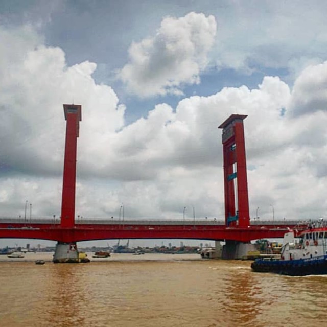 Jembatan Ampera yang menghubungkan kawasan Palembang sebelah Ilir dan Ulu (foto: abp/Urban Id))