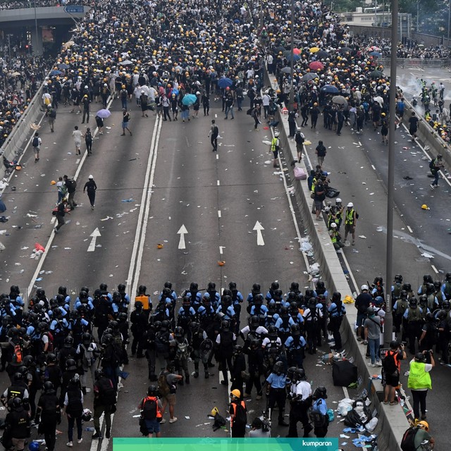 Demonstran berhadapan dengan polisi saat demo menentang RUU ekstradisi. Foto: AFP/ANTHONY WALLACE