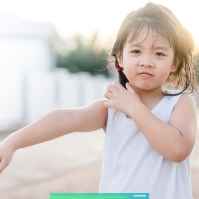 Anak hendak menggaruk kulitnya yang terasa gatal. Foto: Shutter Stock
