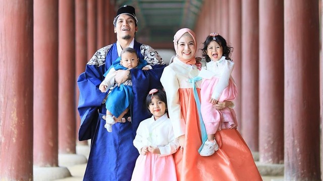 Liburan Desta dan keluarga di Seoul, Korea Selatan. Foto: Instagram @natasharizkynew