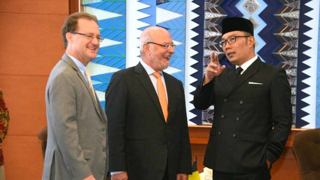 Gubernur Jawa Barat Ridwan Kamil (kanan) bertemu Duta Besar Belgia H.E. Stephane De Locker (tengah), Rabu (12/6). Foto: Dok. Humas Pemprov Jabar