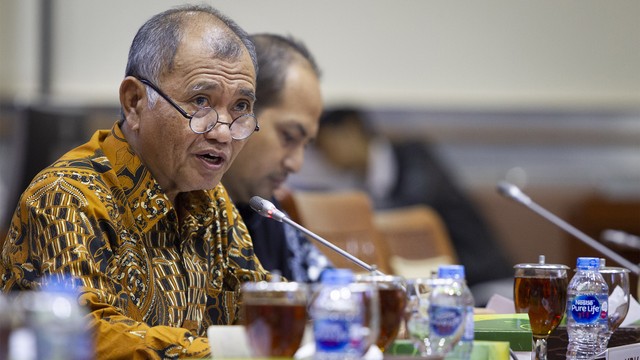 Ketua KPK Agus Rahardjo mengikuti rapat dengar pendapat dengan Komisi III DPR di Kompleks Parlemen. Foto: ANTARA FOTO/Dhemas Reviyanto