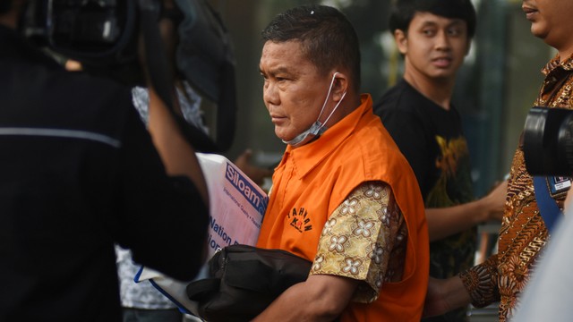Plt Kepala Dinas Pekerjaan Umum Kabupaten Pegunungan Arfak Papua Barat Natan Pasomba mengenakan rompi tahanan seusai diperiksa di Gedung KPK. Foto: ANTARA FOTO/Indrianto Eko Suwarso