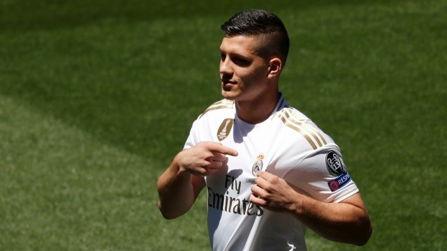 Luka Jovic saat diperkenalkan di Santiago Bernabeu. Foto: Susana Vera/Reuters