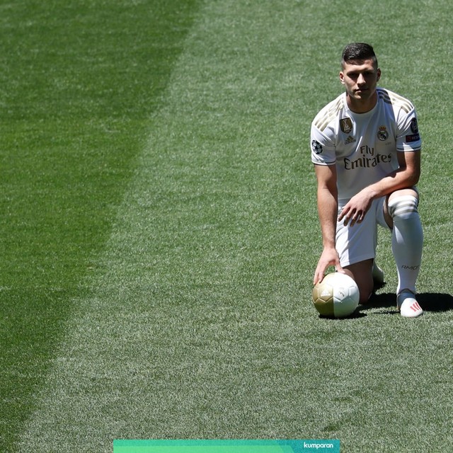 Luka Jovic saat diperkenalkan ke publik Santiago Bernabeu. Foto: REUTERS/Susana Vera