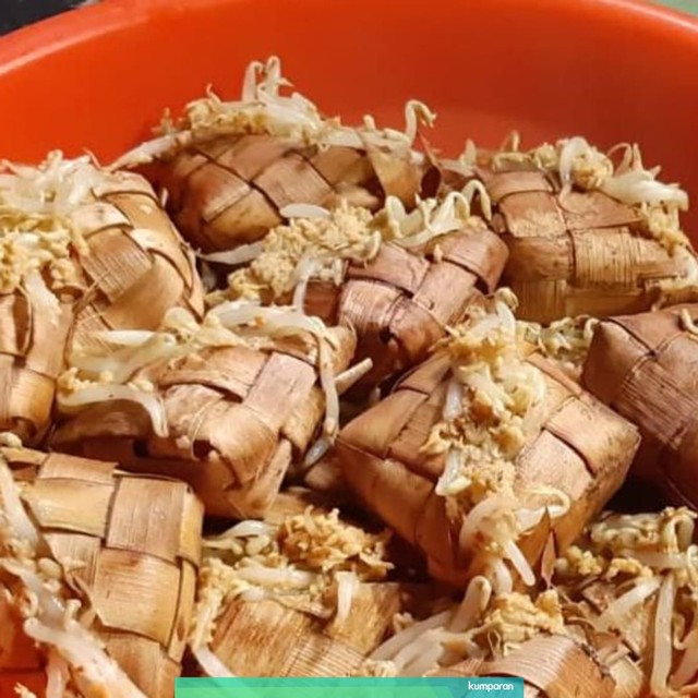 Ketupat jembut atau ketupat tauge, kuliner tradisi Syawalan di Semarang. Foto: Afiati Tsalitsati/kumparan