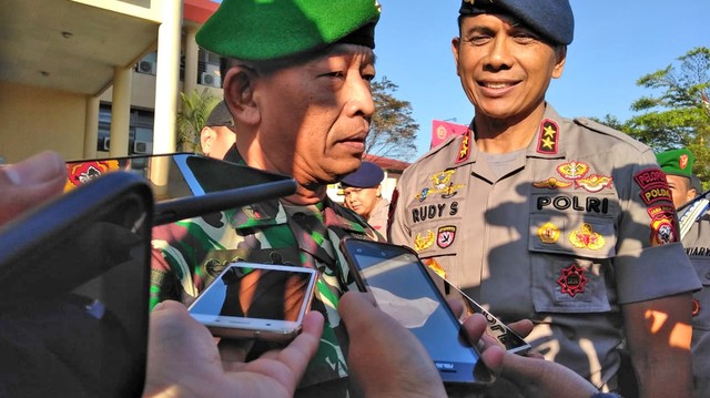 Pangdam III/Siliwangi, Mayjen TNI Tri Soewandono (depan), usai apel kesiapan Pengamanan Sidang Perselisihan Hasil Pemilihan Umum (PHPU) di halaman Mapolda Jabar, Kamis (13/6). Foto: Rachmadi Rasyad/kumparan