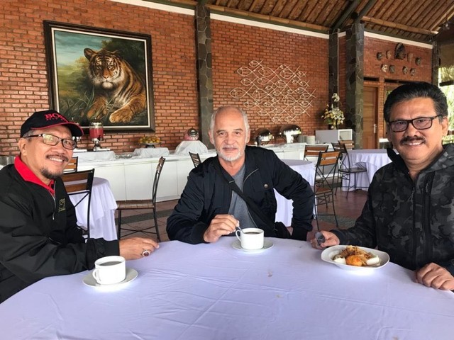 Saya bersama mendiang Robby Sugara (tengah). Foto: Dok. Ilham Bintang
