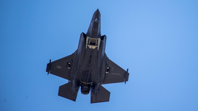 Sebuah pesawat tempur F-35 terbang di atas Gedung Putih. Foto: AFP/ERIC BARADAT