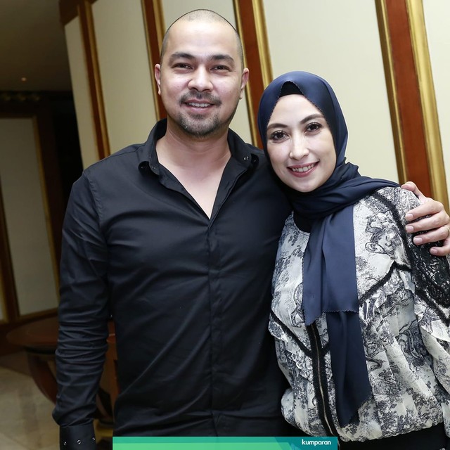 Artis Annisa Trihapsari dan Sultan Djorghi saat hadir di ulang tahun Thomas Djorghi ke 50. Foto: Ronny