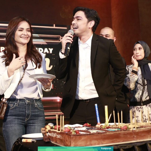 Penyanyi dangdut Thomas Djorgie dan Artis Cut Tari di acara ulang tahun Thomas Djorgie ke50 di hotel Dharmawangsa, Jakarta, Rabu, (12/6). Foto: Ronny/kumparan