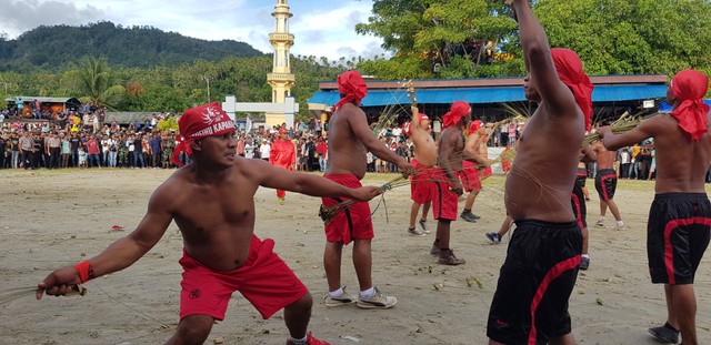 Atraksi Pukul Sapu Lidi Morella, (12/6). Dok : Lentera Maluku