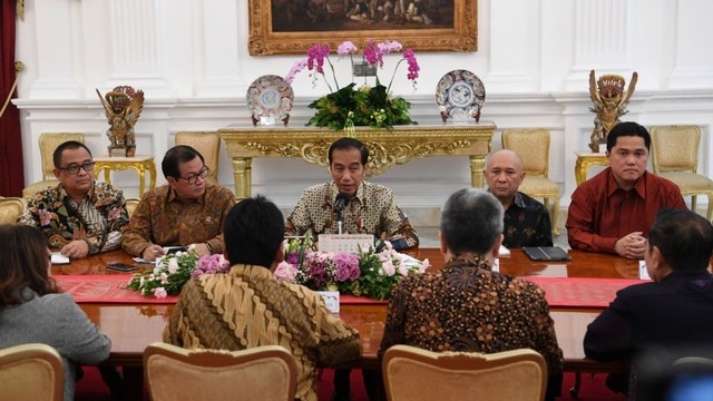 Presiden Joko Widodo (tengah) menerima pengurus Asosiasi Pengusaha Indonesia (Apindo) di Istana Merdeka Jakarta, Kamis (13/6). Foto: ANTARA FOTO/Wahyu Putro A
