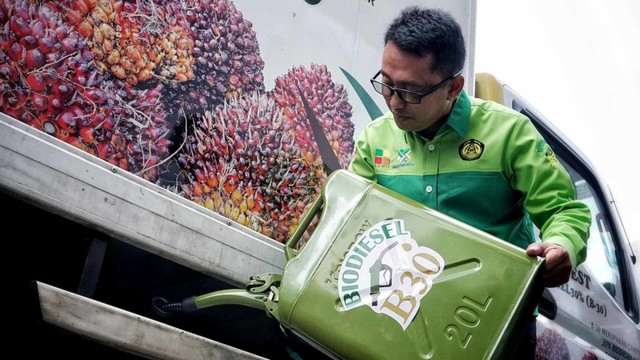 Pengisian bahan bakar Biodiesel B30 pada mobil truk di Kementerian ESDM. Foto: Jamal Ramadhan/kumparan