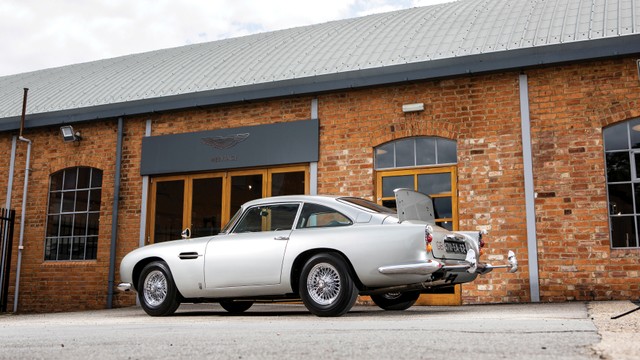 Mobil Aston Martin DB5 yang dilengkapi dengan spesifikasi James Bond. Foto: RM SothebyÕs/Handout via REUTERS
