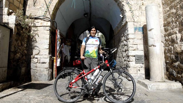 Pria Taiwan bernama Jacky Chen yang keliling dunia dengan sepeda. Foto: AFP/MENAHEM KAHANA