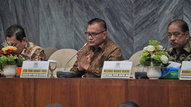 Sekjen Partai Golkar Lodewijk Friedrich Paulus (kiri), dan Ketua FPG DPR RI, Melchias Markus (kanan) di halal bi halal partai golkar, Kamis (13/6). Foto: Irfan Adi Saputra/kumparan