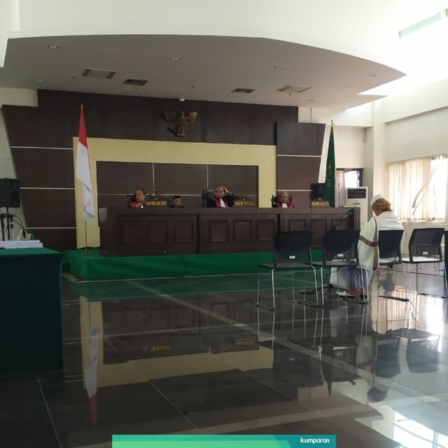 Habib Bahar bin Smith menjalani sidang tuntutan di PN Bandung. Foto: Rachmadi Rasyad/kumparan