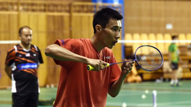 Lee Chong Wei berlatih didamping pelatih, Hendrawan (kiri), jelang Olimpiade 2016 Rio de Janeiro. Foto: MANAN VATSYAYANA/AFP
