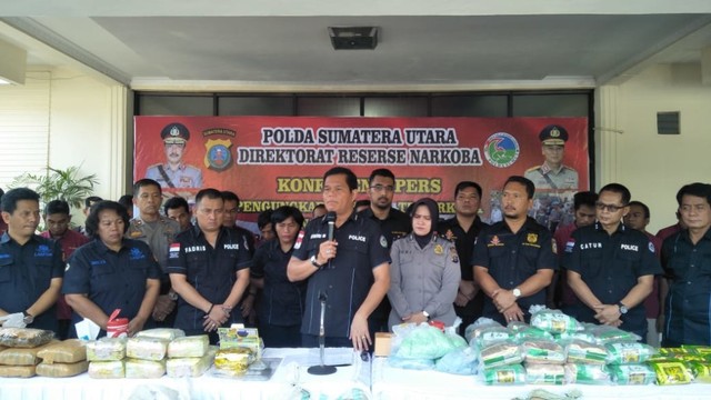 Polda Sumut menggelar paparan digagalkannya penyelundupan 50 kilogram sabu-sabu dan 15.846 butir ekstasi di Mapolda Sumut, Kamis (13/6/2019). SumutNews.com 