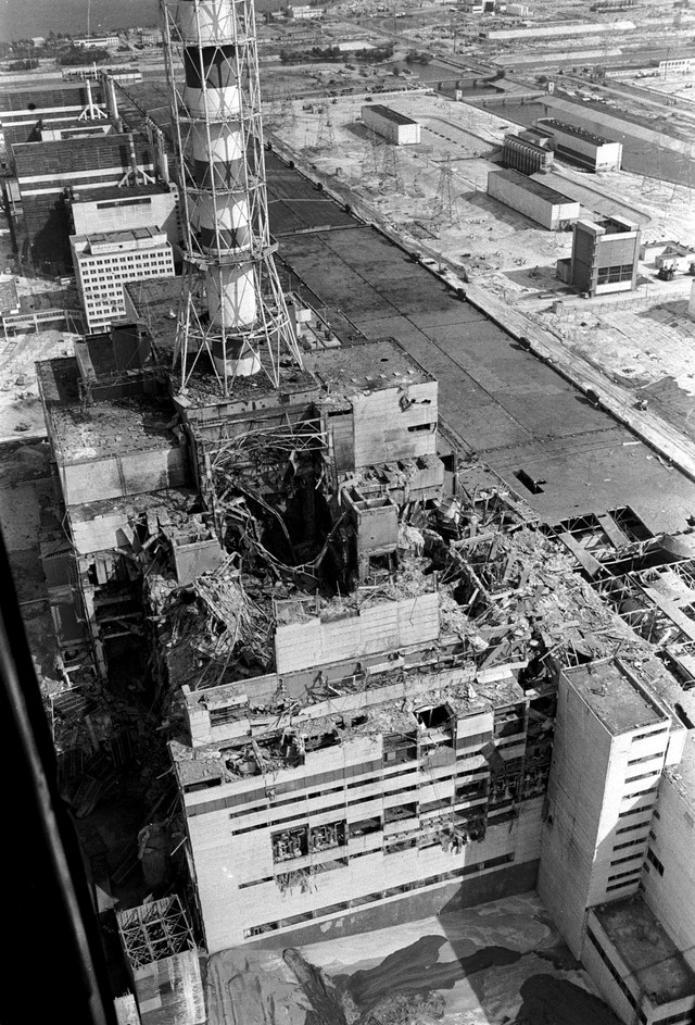 Pembangkit listrik tenaga nuklir Chernobyl setelah mengalami ledakan pada April 1986. Foto: AFP