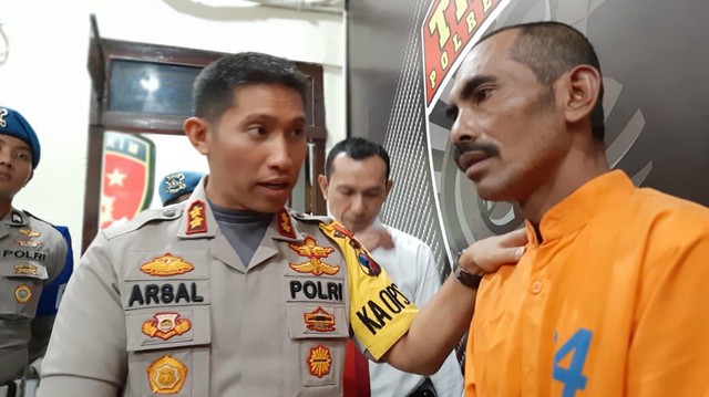 Kapolres Lumajang Akbp DR M Arsal (kiri), bersama tersangka (kanan) kasus pembunuhan yang diawali dari menggadaikan istri senilai Rp 250 juta. Foto: dok. Polres Lumajang