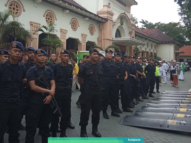Kericuhan terjadi usai sidang kasus Sugi Nur Raharja alias Gus Nur di Pengadilan Negeri (PN) Surabaya, Kamis (13/6). Foto: Yuana Nur Fatwalloh/kumparan