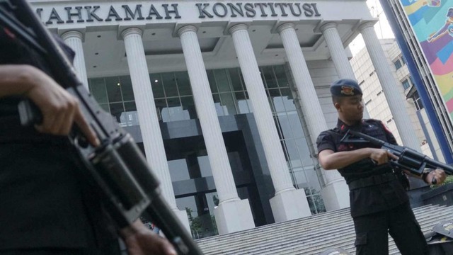Penjagaan petugas kepolisian di depan gedung Mahkamah Konstitusi. Foto: Helmi Afandi/kumparan