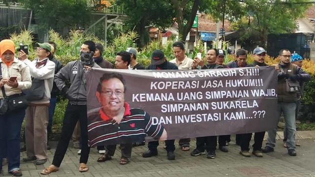 Aksi demonstrasi di kediaman MS. Foto: Dok. Istimewa