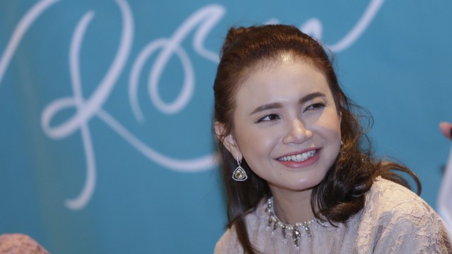 Penyanyi Rossa saat hadir di acara halalbihalal bersama Rossa di Kota Kasablanka, Jakarta, Kamis, (13/6). Foto: Ronny/kumparan