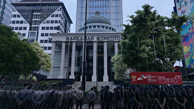 Apel petugas pengamanan jelang sidang perdana di MK, Jumat (14/6). Foto: Darin Atiandina/kumparan