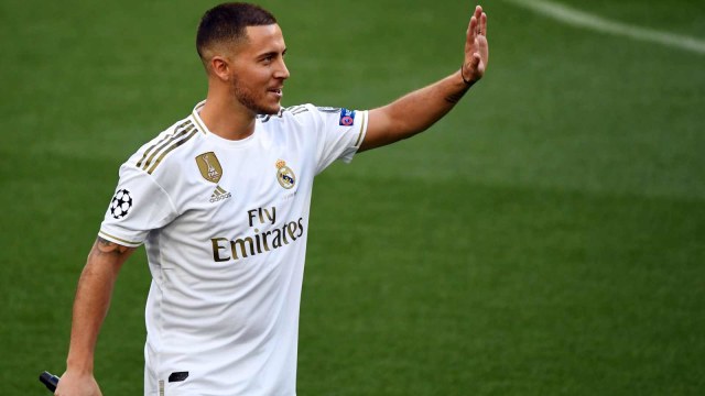 Pemain baru Real Madrid, Eden Hazard, menyapa suporter Real Madrid di Stadion Santiago Bernabeu, Spanyol. Foto: AFP